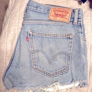 Vintage Levi denim shorts. Strait fit original 33.